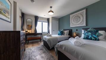 2 habitaciones, tabla de planchar con plancha, wifi y ropa de cama