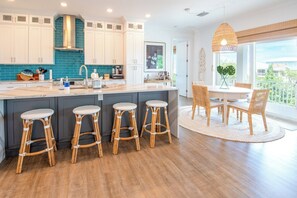 Unclassified image, 4 of 48, button