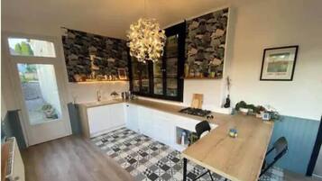 Refrigerador, microondas, placa de cocina, lavavajillas