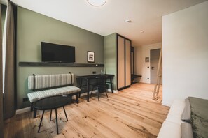 コンフォート ダブルルーム | セーフティボックス (室内)、遮光カーテン、防音設備、WiFi (無料)