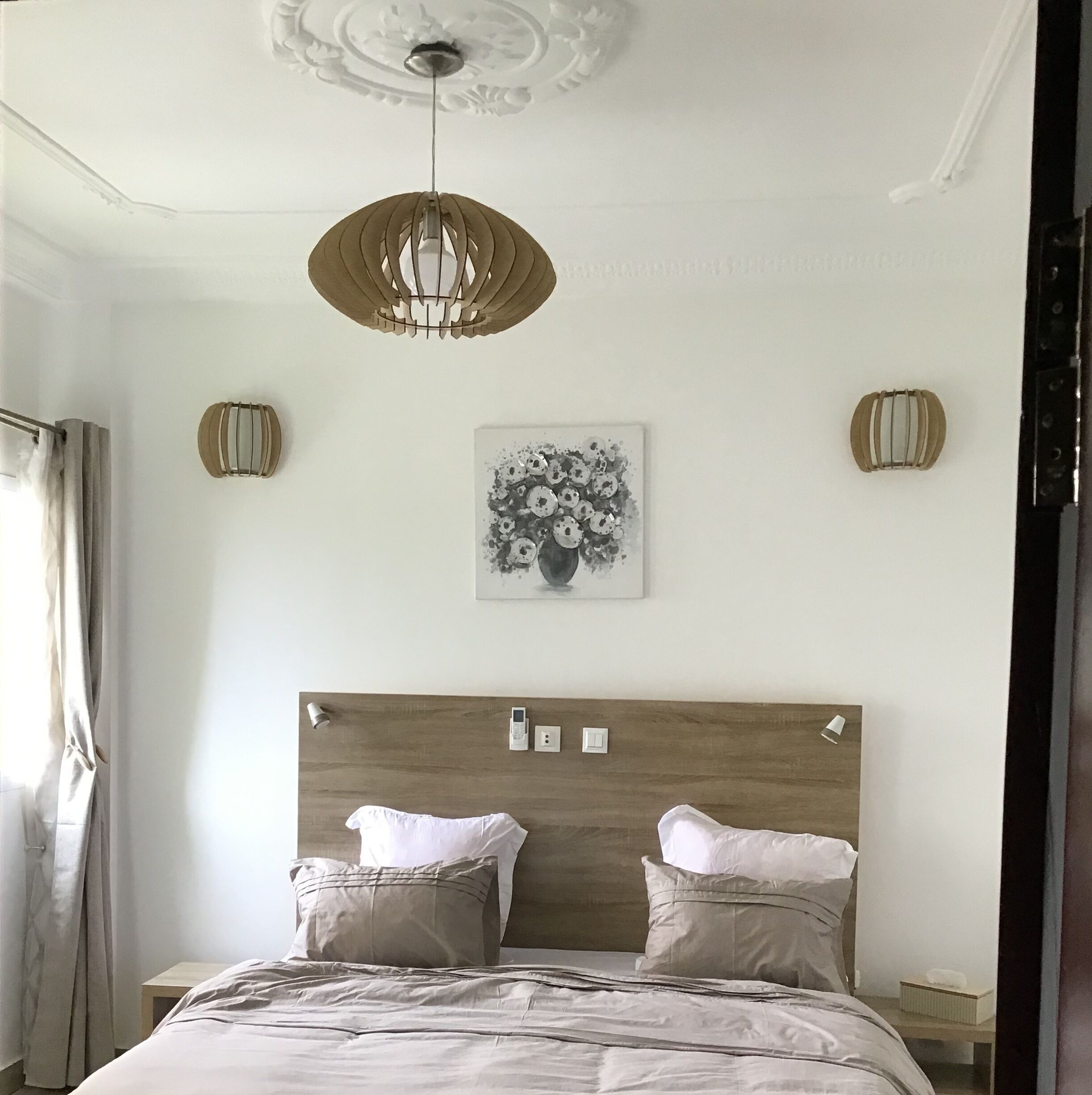 Tabla de planchar con plancha, wifi, ropa de cama