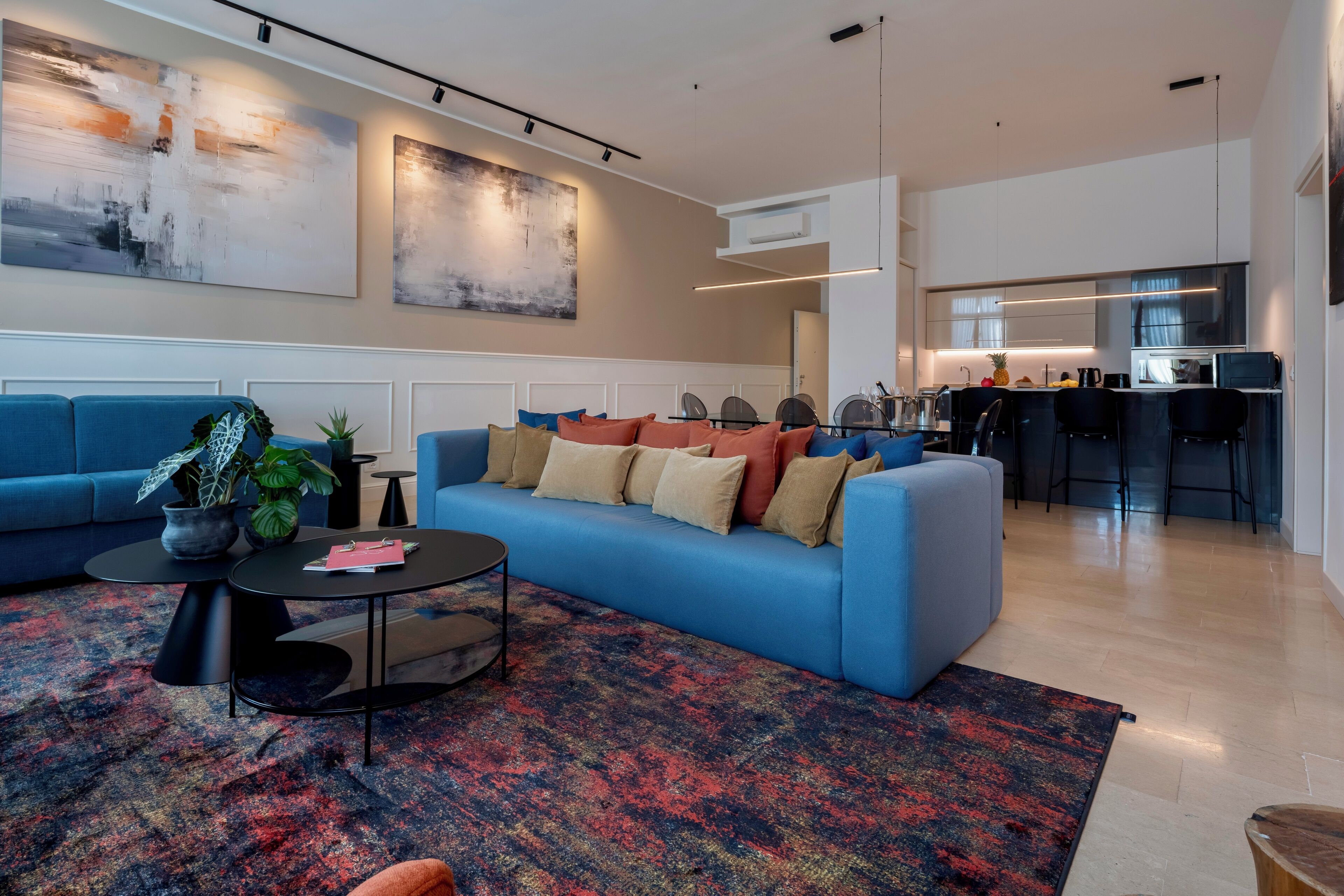 Departamento de lujo, vista al canal | Área de sala de estar