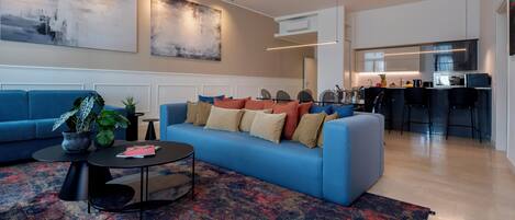 Luxury Apartment, Canal View | Living area