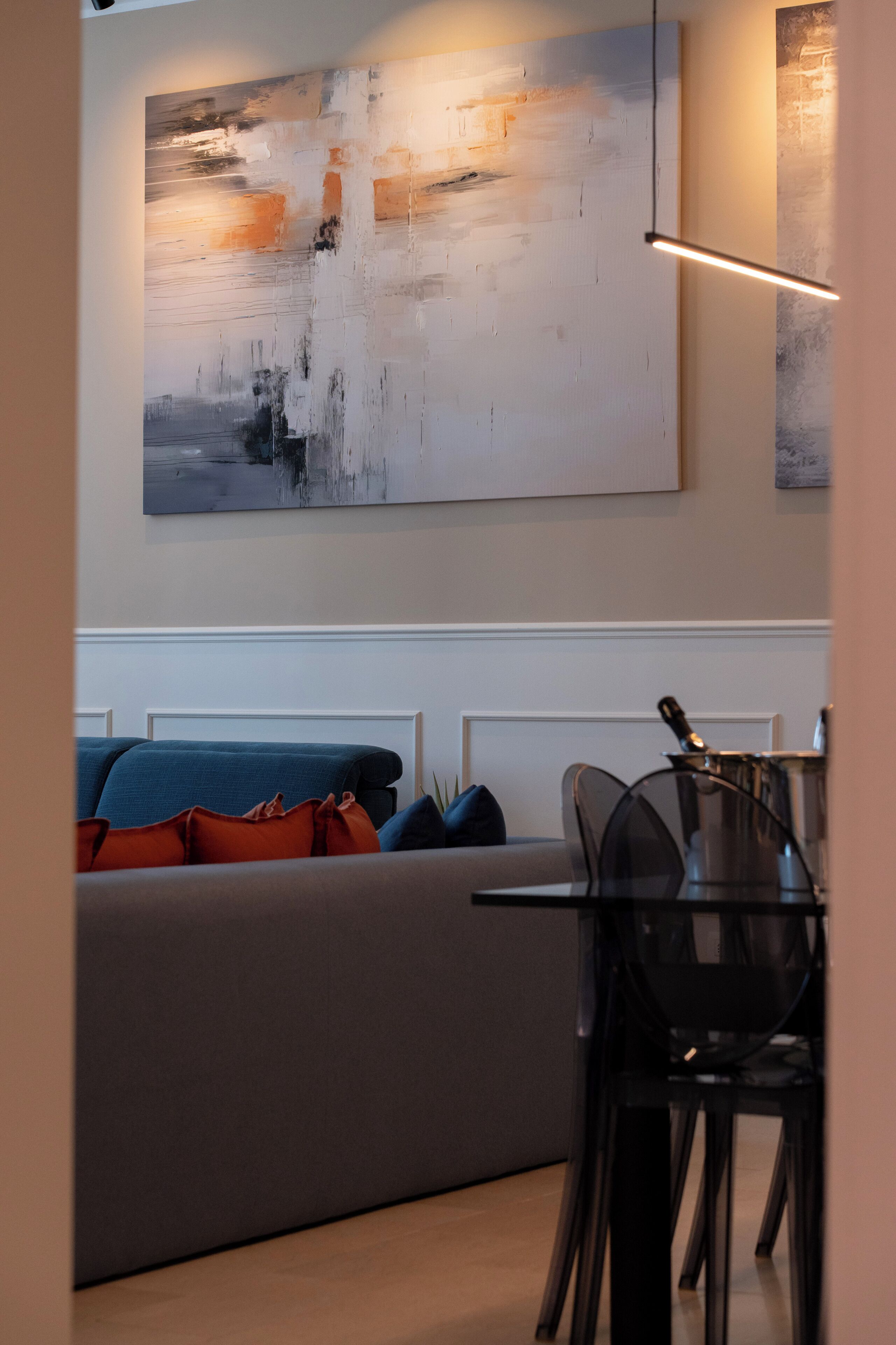 Un espacio moderno de sala con sofá, una mesa de comedor y sillas.