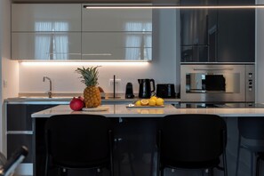 Luxury Apartment, Canal View | Private kitchen | Dishwasher, toaster, cookware/dishes/utensils - Palazzo Ca' Marcello  (Venice)