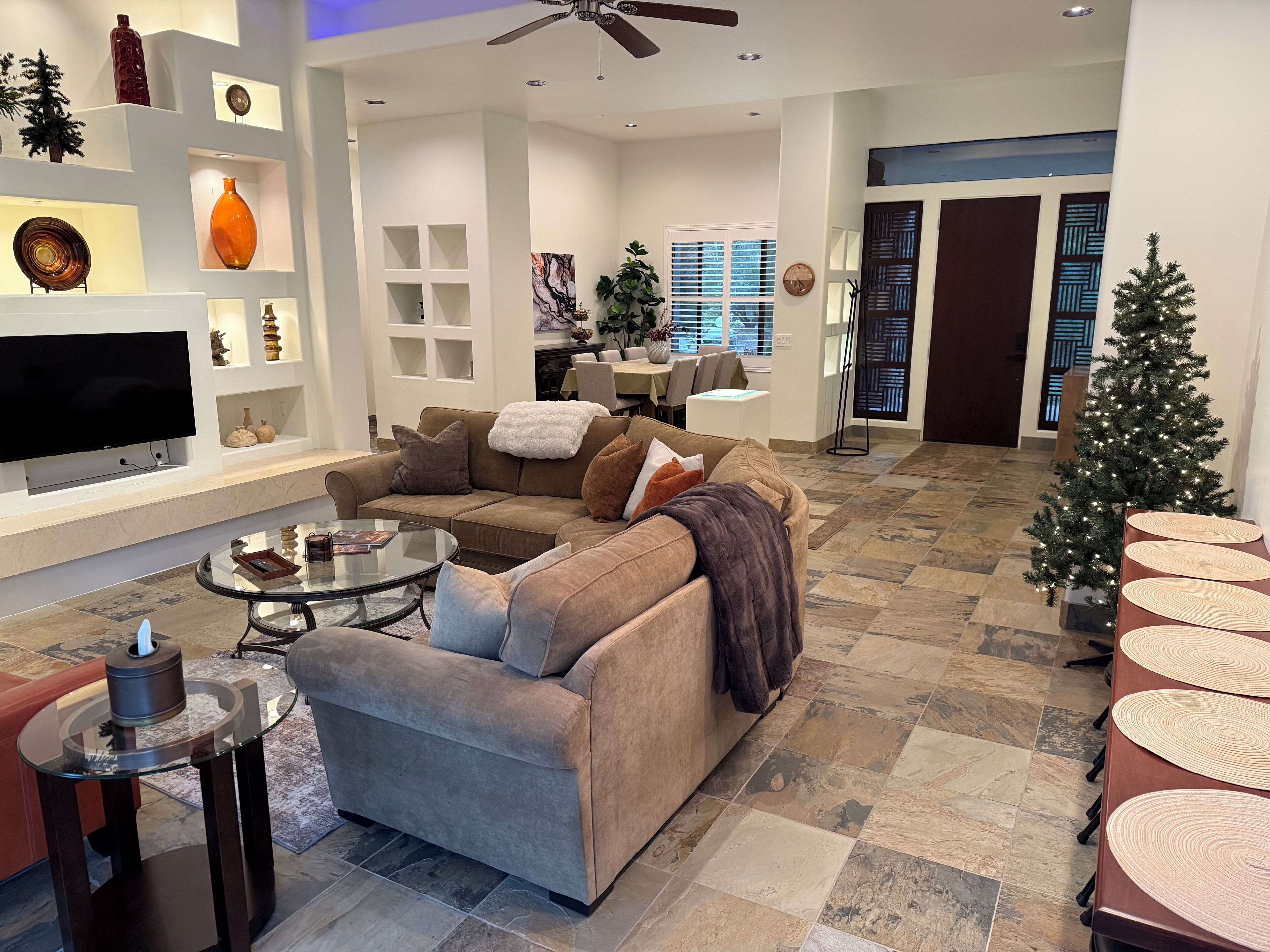 Televisión y chimenea 