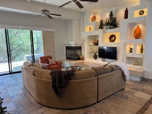 Smart TV, chimenea, futbolito y tenis de mesa 