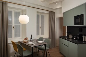 Apartament Deluxe, 1 llit de matrimoni gran i sofà llit, no fumadors, cuina | Zona de menjador de l'habitació