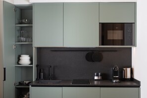 Appartamento Deluxe, 1 letto king con divano letto, non fumatori, cucina | Cucina privata | Frigorifero, microonde, forno, piano cottura