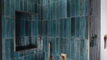 Deluxe-huoneisto, 1 suuri parisänky ja vuodesohva, tupakointi kielletty, keittiö | Kylpyhuone | Suihku, ilmaiset hygieniatuotteet, hiustenkuivaaja, pyyhkeet