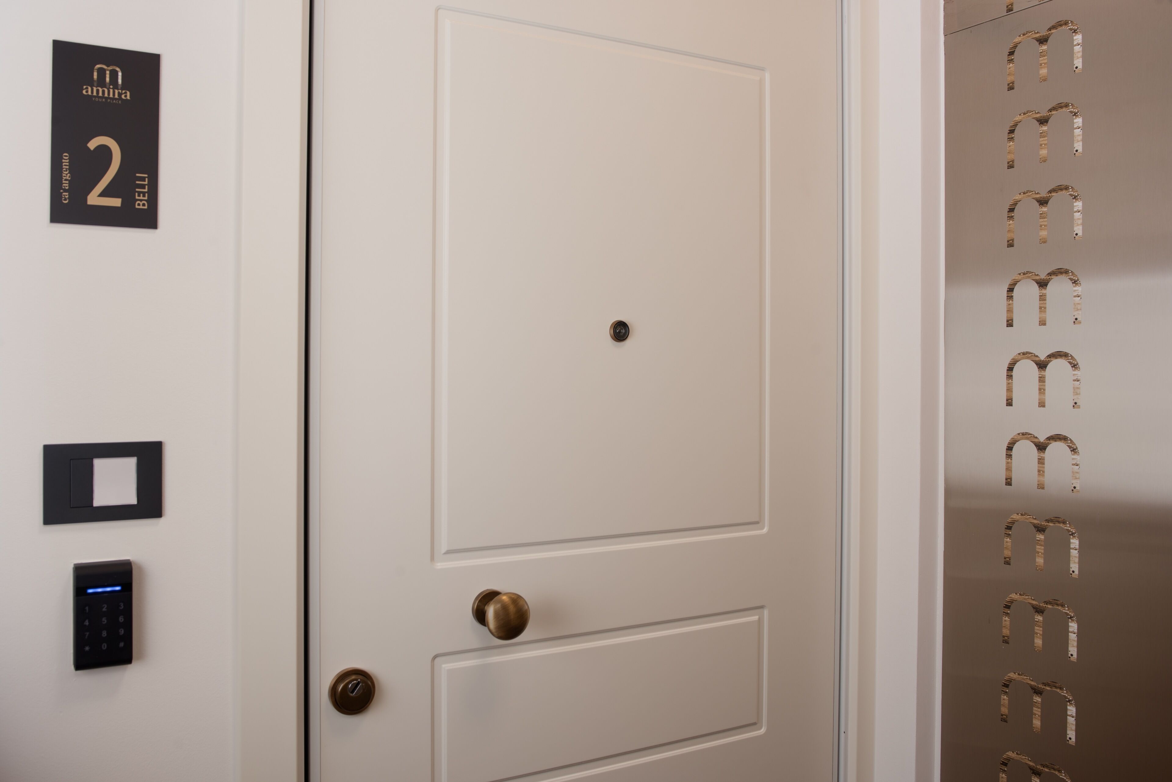 Une porte de chambre d’hôtel avec un panneau indiquant le numéro de la chambre, un clavier numérique et un bouton de sonnette.