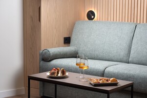 Appartamento Deluxe, 1 letto king con divano letto, non fumatori, cucina | Area soggiorno | Smart TV