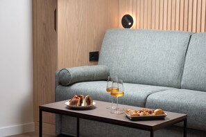 Appartamento Deluxe, 1 letto king con divano letto, non fumatori, cucina | Area soggiorno | Smart TV