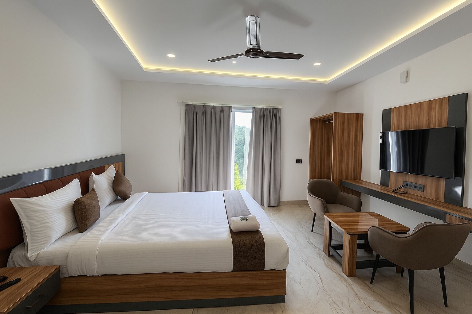 Una camera d'albergo moderna con un letto grande, una scrivania, una sedia, una TV e una ventola a soffitto.