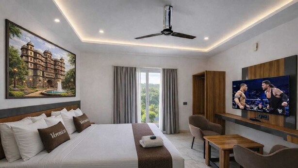 Une chambre d’hôtel avec un grand lit, une télévision, un bureau et une chaise.