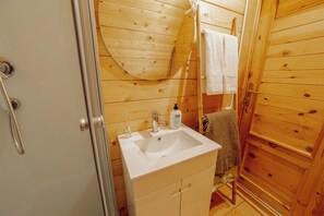 Dusche, Haartrockner, Handtücher, Toilettenpapier