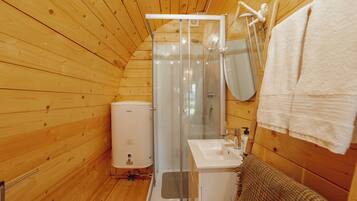 Suihku, hiustenkuivaaja, pyyhkeet, vessapaperi