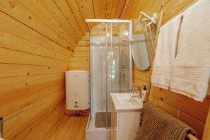 Suihku, hiustenkuivaaja, pyyhkeet, vessapaperi