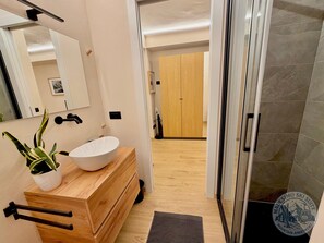 淋浴设施、吹风机、毛巾