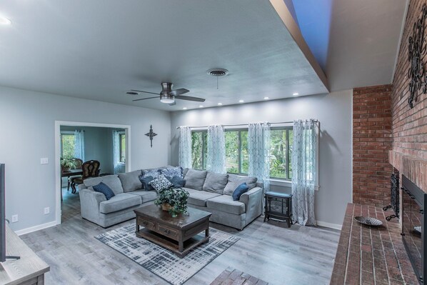 Smart TV, fireplace