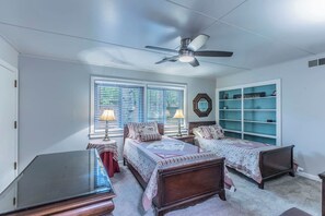 A bedroom with two beds, a ceiling fan, a desk, and a bookshelf. - Marlandwood a Serene 5-Bed Estate & 3.5 Acres (Temple)