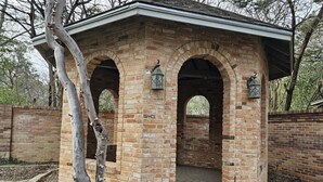 A brick structure with three arched openings, a flat roof, and two lantern-style lights. - Marlandwood Estate - Spacious 5-bedroom house in Temple with outdoor space (Temple)
