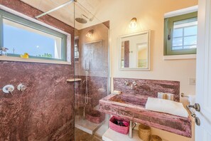 Douche, articles de toilette gratuits, bidet, serviettes fournies