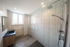 Douche, sèche-cheveux, serviettes fournies, papier toilette