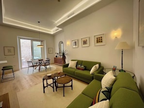 Smart TV - Azahar - Beautiful 1-Bedroom apartment with private patio in Seville’s Old Town. (Sevilla)