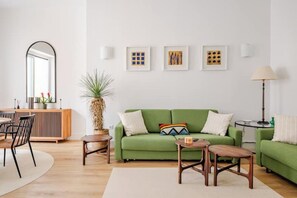 Smart TV - Azahar - Beautiful 1-Bedroom apartment with private patio in Seville’s Old Town. (Sevilla)