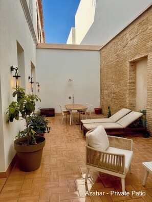 Outdoor dining - Azahar - Beautiful 1-Bedroom apartment with private patio in Seville’s Old Town. (Sevilla)