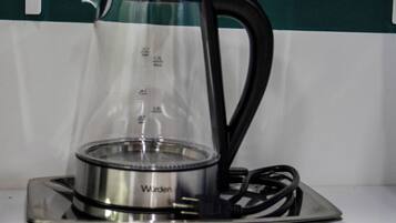 Refrigerador, microondas y tetera eléctrica