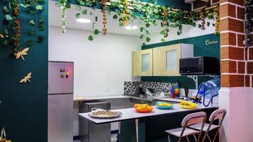 Refrigerador, microondas y tetera eléctrica