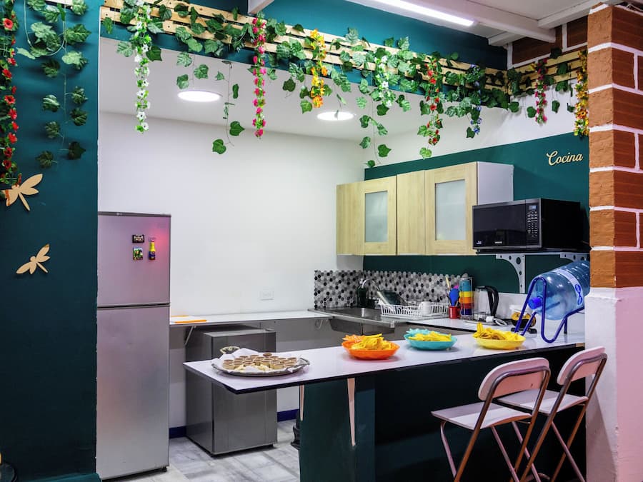 Refrigerador, microondas y tetera eléctrica