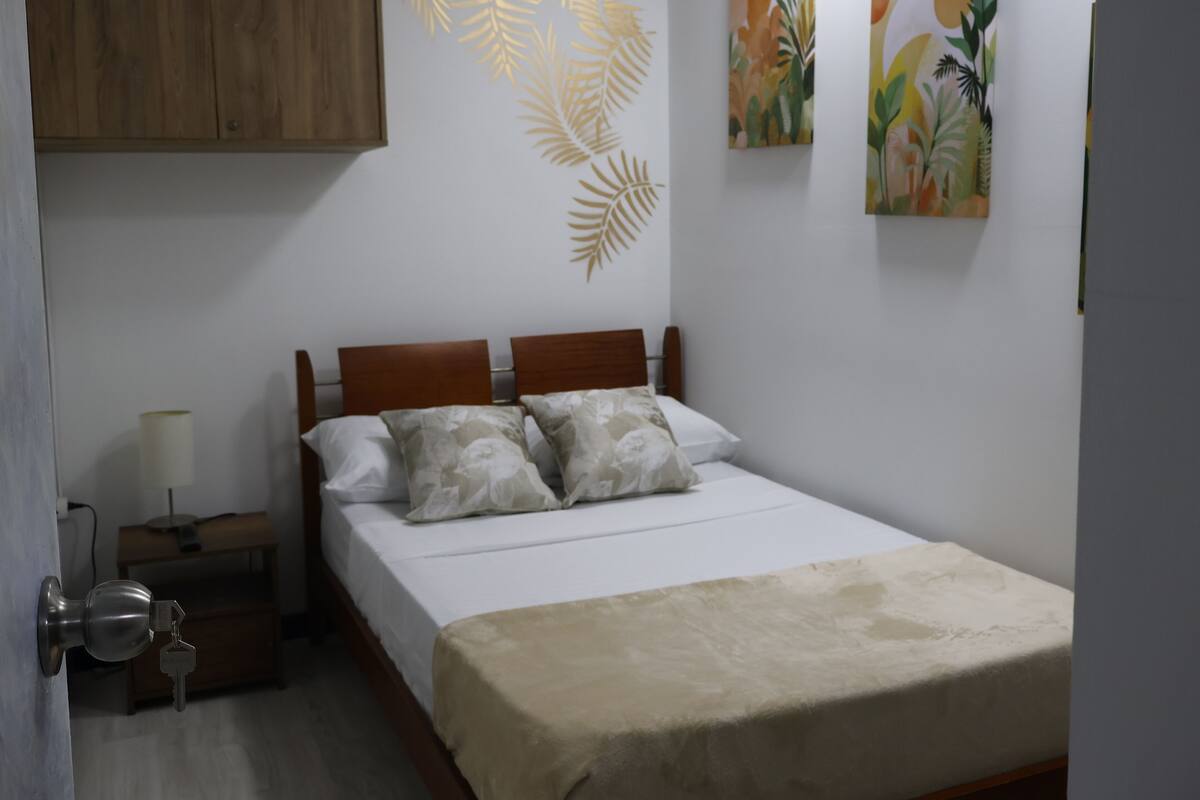 مكتب ومساحة عمل للكمبيوتر المحمول وواي فاي مجانًا