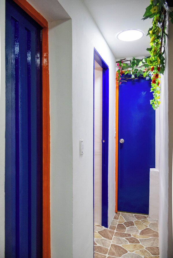 تجهيزات دش، مناشف، صابون، شامبو