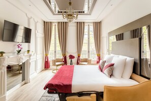 Apartment, City View | Living area | 43-inch Smart TV with cable channels, Netflix, streaming services - Merveil Luxury Suite - Martin VII (Paris)