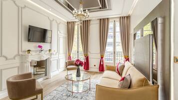 Lejlighed - byudsigt | Opholdsområde | 43-tommers smart-tv med kabelkanaler, Netflix, streamingtjenester