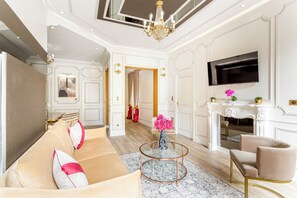 Apartment, City View | Living area | 43-inch Smart TV with cable channels, Netflix, streaming services - Merveil Luxury Suite - Martin VII (Paris)