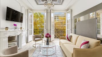 Apartamento, vistas a la ciudad | Zona de estar | Una Smart TV, Netflix, servicios de streaming, una oficina