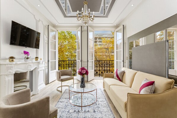 Apartment, City View | Living area | 43-inch Smart TV with cable channels, Netflix, streaming services - Merveil Luxury Suite - Martin VII (Paris)