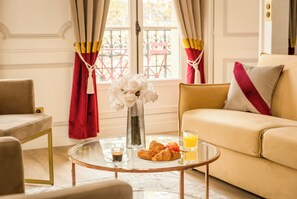 Daily local cuisine breakfast for a fee - Merveil Luxury Suite - Martin VII (Paris)