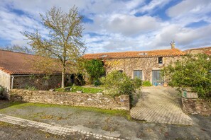 Exterior - Welcome to “Ferme la Veillonnière” (Saint-Florent des Bois)