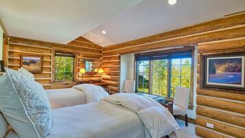 4 bedrooms, iron/ironing board, internet, bed sheets