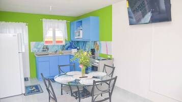 Appartement, 3 slaapkamers, patio, uitzicht op stad | Dineerruimte