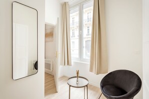 Apartment | Hypo-allergenic bedding, pillowtop beds, in-room safe