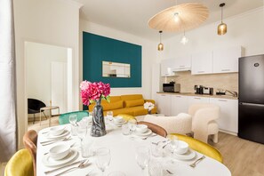 Appartement | Coin séjour | TV connectée, Netflix, services de streaming, espaces bureaux