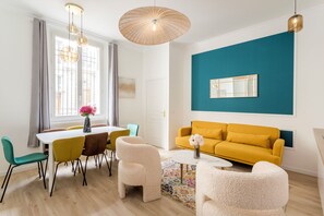 Apartment | Living area | 32-inch Smart TV with cable channels, Netflix, streaming services - Merveil Family Suite - Opera - Turin (Paris)