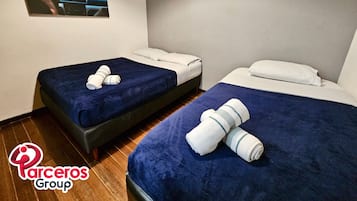 3 habitaciones, tabla de planchar con plancha, internet y ropa de cama