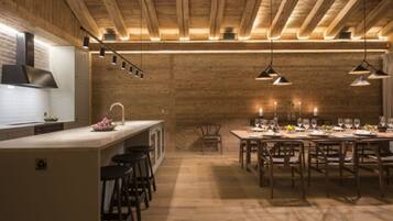 Chalet, 6 Bedrooms, Accessible, Smoking | Dining